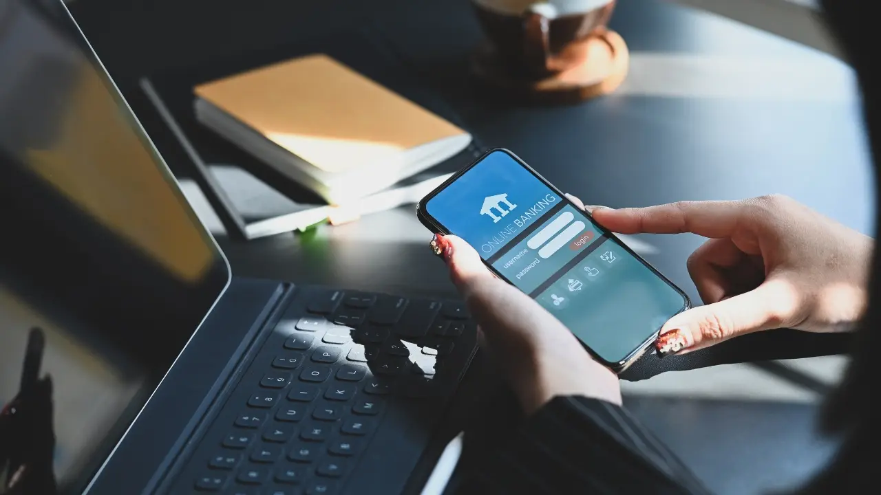 Understanding Digital Transformation in Banking Understanding Digital Transformation in Banking